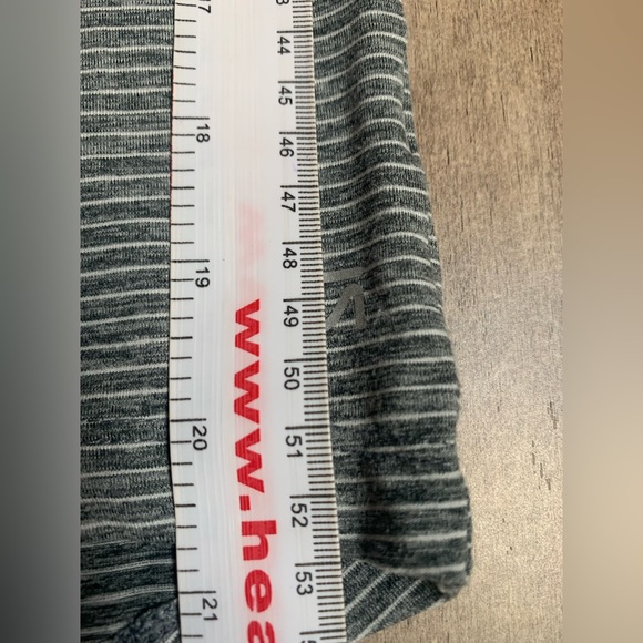 Gap fit striped t shirt stretchy open back grey size small - Picture 4 of 5